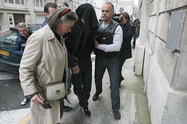 Le principal suspect a été mis en examen ce dimanche 7 avril 2013. Il est accompagné de son avocate et encadré par les hommes de la police judiciaire. 