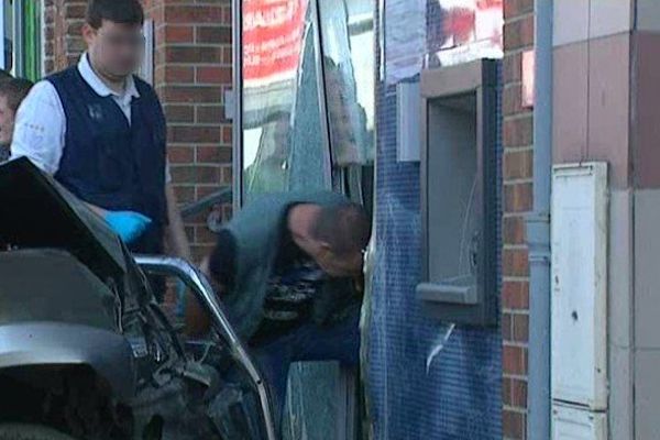 A Vieux-Condé, ce lundi, devant la Caisse d'Epargne, peu après le braquage. 