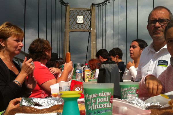 800 personnes ont pique-niqué sur le pont d'Ancenis le dimanche 6 septembre 2015