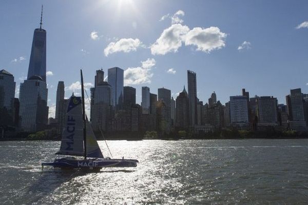 Le trimaran MACIF à New York au passage de ligne du record de l'Atlantique Nord en solitaire
