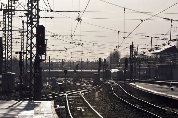 Le train direct en partance de Tours est arrivé ce dimanche 13 décembre 2020 en fin de matinée à la gare de Chartres. 