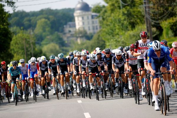 Les coureurs du Tour de France en 2021 lors de l'étape entre Tours et Châteauroux, avec le château de Valençay en fond.