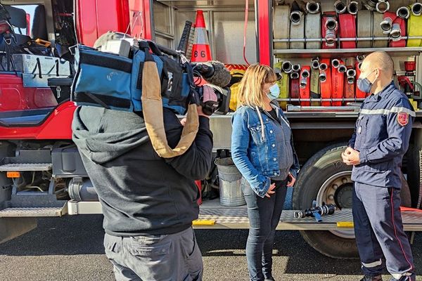 Delphine Roux à la rencontre des pompiers de Vivonne dans la Vienne 