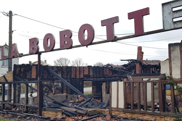 L'ancien restaurant "La bobotte", désaffecté depuis 2000, a pris feu ce lundi 10 décembre vers 4 heures du matin au lieu-dit "la bobotte" sur la commune d'Hallignicourt en Haute-Marne. Les dégâts sur cette bâtisse ancienne à pans de bois sont très importants.