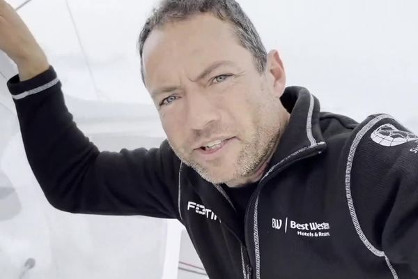 Romain Attanasio à bord de son Imoca, au large des Açores, dimanche 13 novembre.