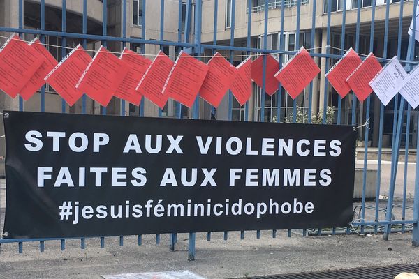 Dimanche 26 mai, à Clermont-Ferrand, les membres de l'association "Osez le féminisme 63" ont mené une action symbolique devant le Palais de justice.