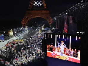 Les délégations olympiques arrivent au Trocadéro pendant que les spectateurs regardent la performance du chanteur Philippe Katerine lors de la cérémonie d'ouverture des JO de Paris le 26 juillet 2024