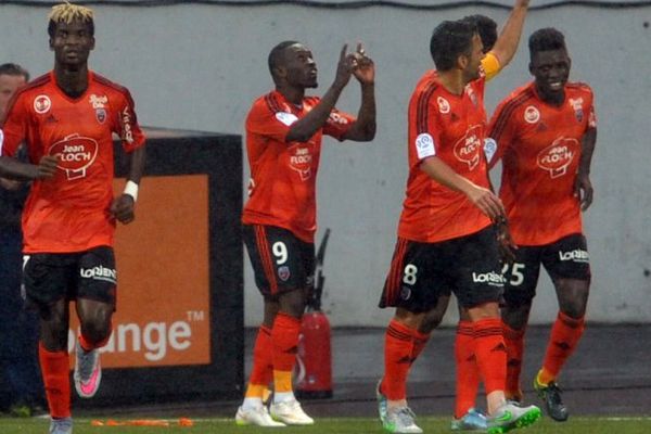 Le défenseur lorientais Majeed Waris (au centre) félicité après son but face à Bordeaux - 4/10/2015