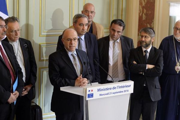 Bernard Cazeneuve, ce mercredi, aux côtés des représentants des différents cultes en France.