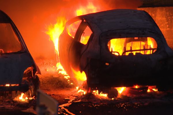 A Brest, 25 véhicules légers ont été incendiés, dont 10 véhicules de la concession Renault de Pontanézen