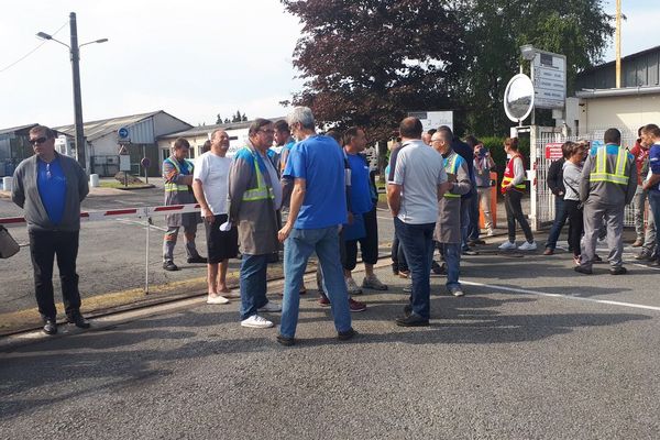 Les ex-salariés de GM&S, ainsi que ceux repris par LSI attendaient Jean-Pierre Floris devant l'usine à La Souterraine pour lui remettre des CV.