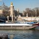 Une barge au niveau du pont Alexandre III et du Grand Palais à Paris.