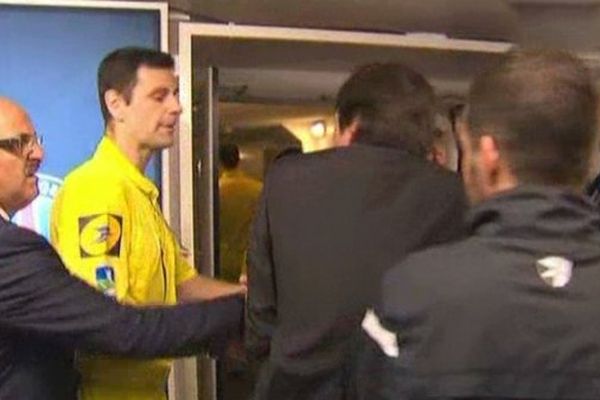 Alexandre Castro bousculé par Leonardo après le match PSG-Valenciennes