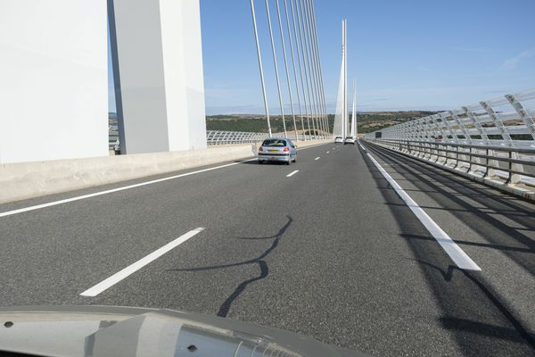 La victime, un homme âgé de 72 ans, aurait percuté le mur de séparation des voies sur le viaduc de Millau.