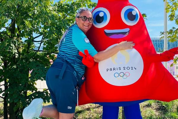 Chrystel Muller en compagnie d'une "phryge", mascotte officielle des Jeux Olympiques de Paris 2024