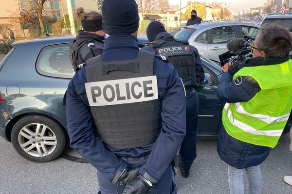 Les contrôles de police se sont intensifiés aux entrées de la métropole lyonnaise pour vérifier les vignettes "Crit'air".