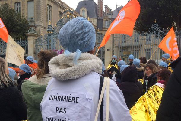 Les grévistes étaient 150 massés contre la préfecture mardi 2 avril.