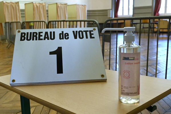 Malgré les risques liés au Coronavirus, les élections municipales de mars 2020 sont maintenues. Des mesures de précaution sont mises en place dans les bureaux de vote dans toute la France.