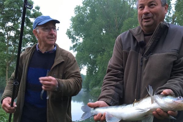 Fredo, pas peu fier de poser avec sa prise du matin : un sandre de près de 60 cm ! 