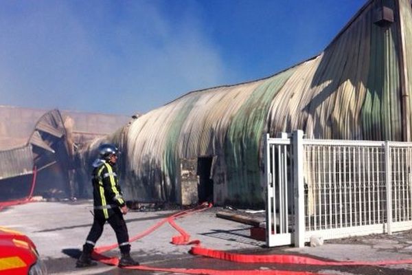 Image spectaculaire de l'un des trois bâtiments ravagé par les flammes à Milhaud