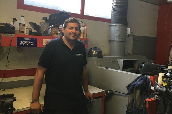 Charles Benezech effectue son apprentissage en maintenance nautique dans une entreprise de Lège Cap-Ferret(33).