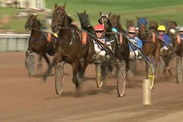 Le gagnant du Championnat d'Europe de trot est Robert Bi cheval italien (numéro 4), casaque rouge et noire.