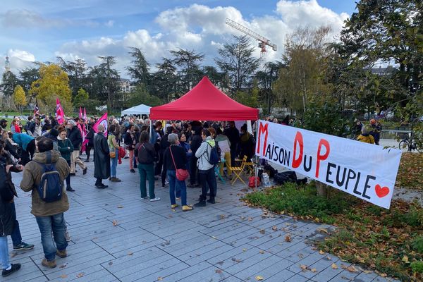 Rassemblement à l'initiative de Solidaires Loire-Atlantique pour la réouverture d'une Maison du Peuple à Nantes destinée à l'accueil des migrants