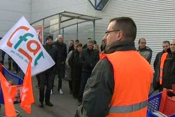 Les salariés de l'hypermarché Carrefour à Chartres - 29 mars 2013