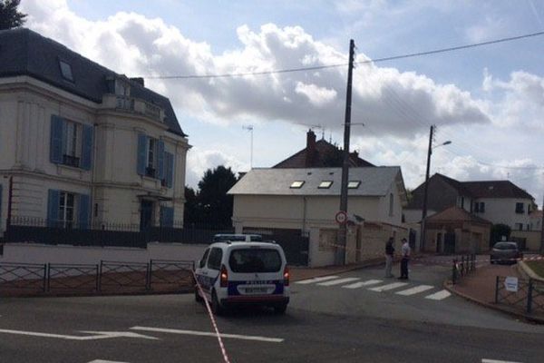 Un policier percuté par un automobiliste, à Verneuil-sur-Seine, dans les Yvelines, le 6 septembre 2017.