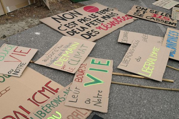 Le collectif "Plus jamais ça" appelait à manifester avec un défilé et à se réapproprier la date du 14 juillet pour célébrer tous les métiers, toutes les communautés