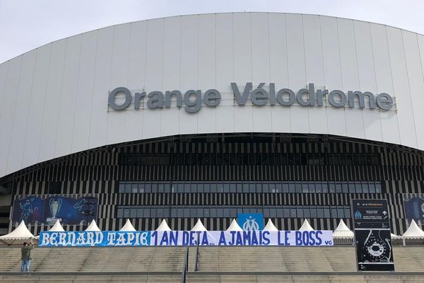 Une banderole a été accrochée devant le stade en hommage à Bernard Tapie.