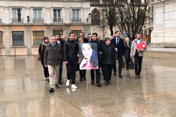 Arrivée de la famille d'Axelle Dorier au palais de justice de Lyon. Ambiance solennelle pour l'ouverture de ce procès qui s'ouvre mardi 17 janvier et s'achèvera vendredi 20 janvier 2023.