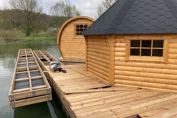 Jérôme Ancelme et Sarah Soderstrom ont imaginé un concept d'hébergement de vacances sur l'eau, dans des cabanes flottantes.