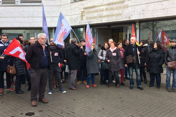 Les agents de la direction départementale des finances publiques d'Angoulême sont en grève.