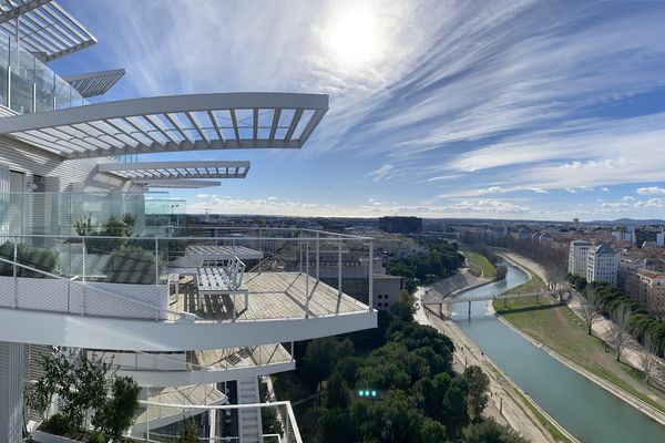 A Montpellier, "l'arbre blanc" est un immeuble qui s'inscrit dans le mouvement des folies architecturales contemporaine. Ici, un des balcons parmi ses plus de 200 , avec vue sur la ville.