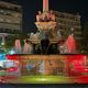 La fontaine monumentale de Valence illuminée aux couleurs de l'Espagne, en l'honneur des victimes des inondations meurtrières.