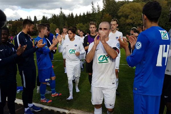 Les joueurs de Valleiry (en blanc) ont eu droit à une haie d'honneur des Grenoblois