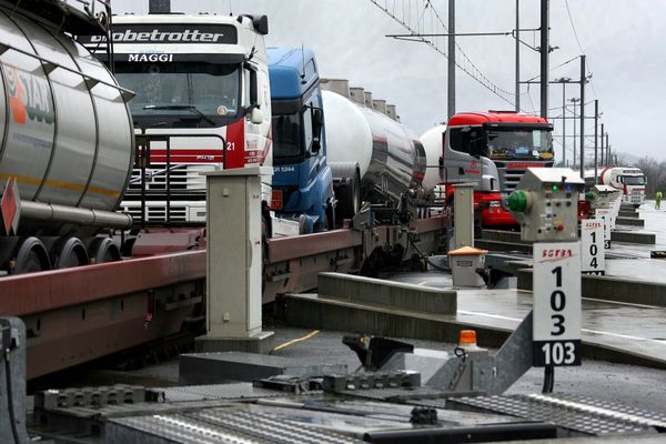 Plateforme de ferroutage de Bourneuf Aiton. Le chargement des remorques sur les wagons de l'autoroute ferroviaire pour aller en Italie.