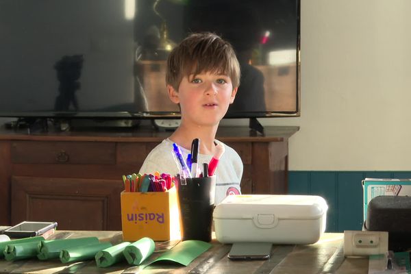 Gaspard est atteint d'une forme d'autisme. Grâce à l'accompagnement en classe de deux AESH (accompagnants des élèves en situation de handicap), le jeune garçon a pu faire une rentrée scolaire sereine cette année.