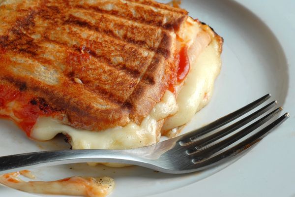 Gros plan de croque-monsieur, plat incontournable de la restauration française