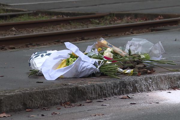 une couronne de fleurs a été déposée dimanche 3 décembre 2023 en hommage à Maxime le supporter du FC Nantes mort poignardé lors d'une altercation à proximité du stade de la Beujoire à Nantes