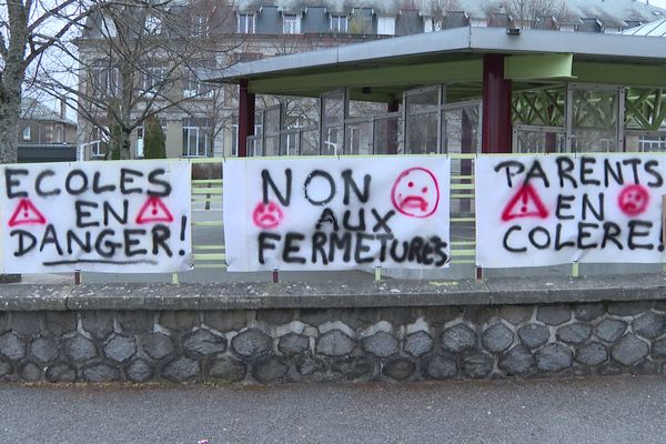 En Creuse, l'inspection académique se réunissait cet après-midi. Après avoir essuyé un vote contre la fermeture de 19 classes en première instance la semaine dernière, la DASEN propose la fermeture de 7 classes.