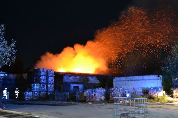 A Wittelsheim, la moitié du hangar est partie en fumée.