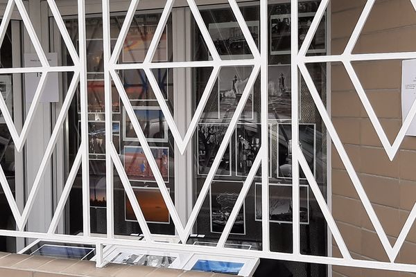 Olivier Cosson profite de son balcon en rez-de-chaussée pour montrer son travail, malgré le confinement. Les photos devaient être exposées à Rouen et Sassetot-le-Mauconduit en mai.