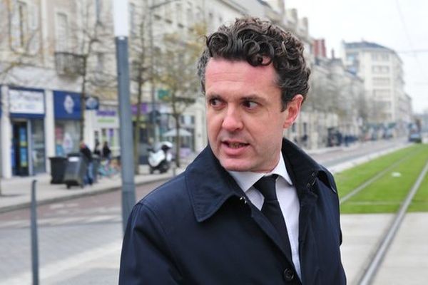 Christophe Béchu, traqué par le blogueur masqué, "Angers2014", qui lui reproche le financement de l'agence de communication de son épouse avec l'argent public alloué pour sa campagne électorale