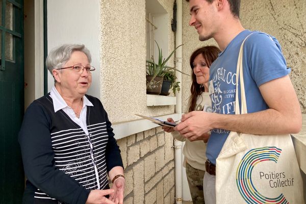 Théo Karkouri, collaborateur du groupe Poitiers Collectif à la mairie, et Marie Mai, sympathisante, recueillent le sentiment de Marie, une habitante du quartier des Rocs à Poitiers, sur l'action de la mairie à mi-mandat.