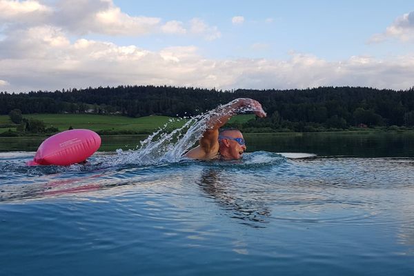 Dimanche 10 novembre, l'eau du lac Saint-Point tout comme la température extérieure devraient avoisiner les 10 degrés.