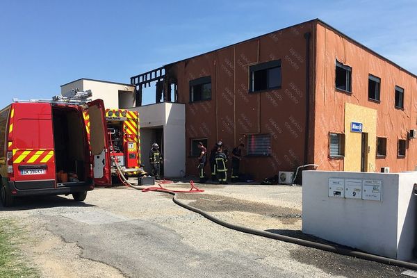 Les pompiers étaient toujours à l'oeuvre, samedi matin. 