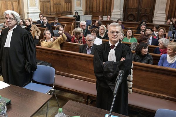 Procès en appel du Lévothyrox à Lyon le 7 janvier 2020 -Me Jacques-Antoine Robert, avocat de la société Merck, et Me Christophe Leguevaques, avocats des plaignants 