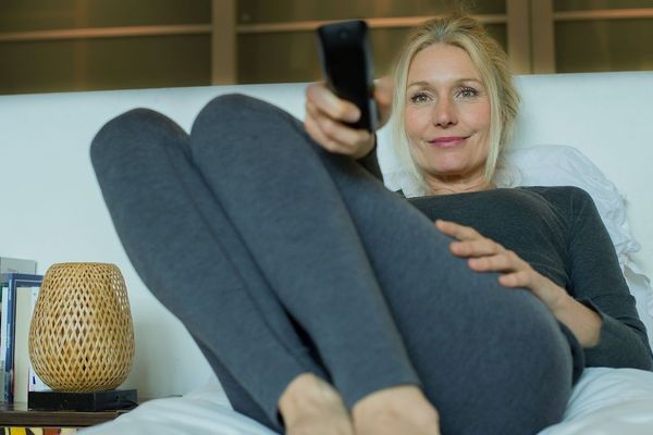 Moment de détente au lit devant la télé